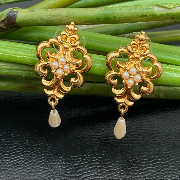Vintage AVON Gold-tone Faux Pearl Teardrop Victorian Style Dangle Earrings - Picture 4 of 11